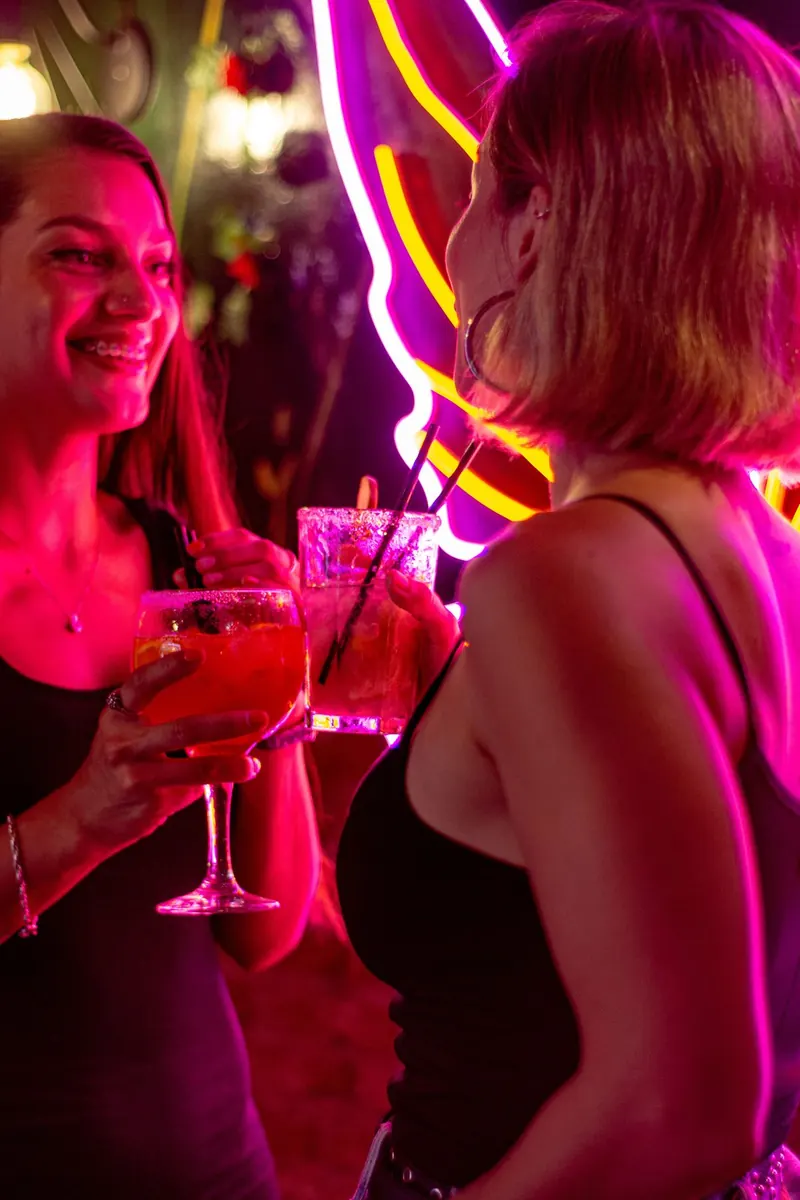 Cocktails entre amis en soirée