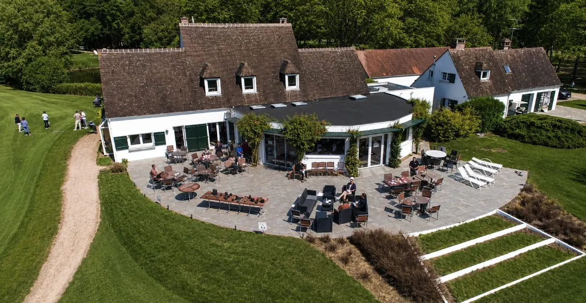 La terrasse du Restaurant du Golf Isabella avec vue sur le parcours