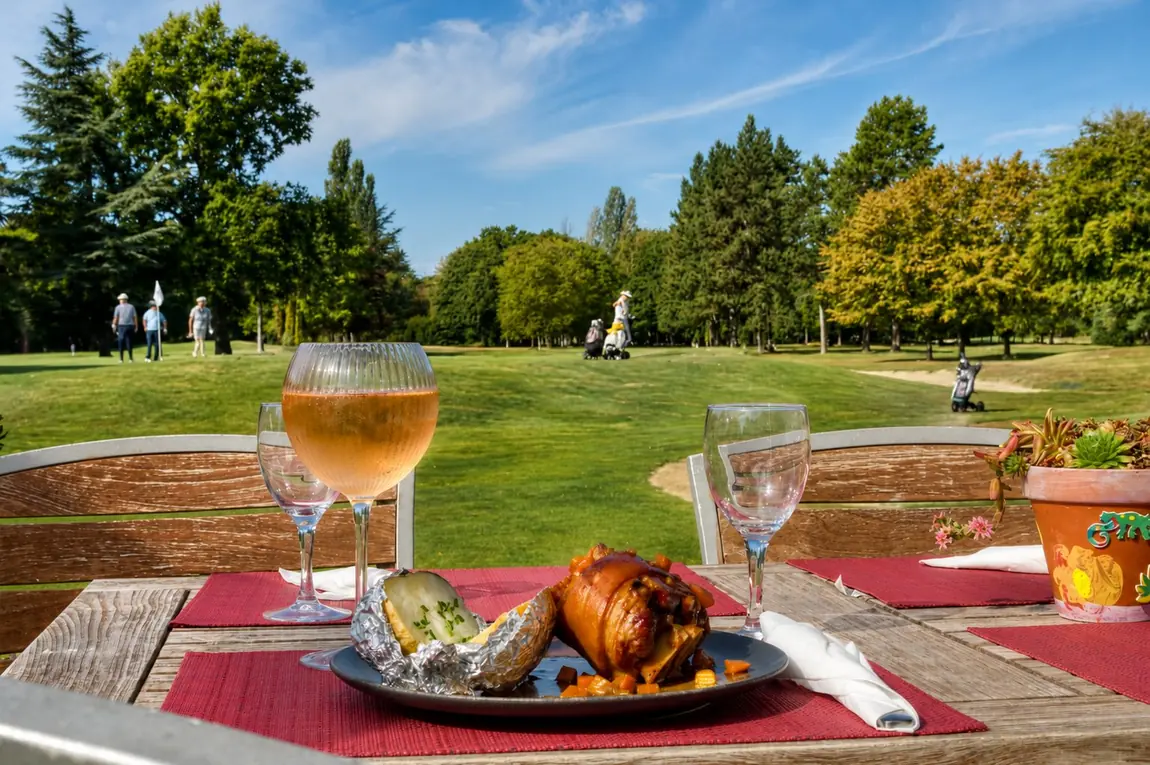 Une table en terrasse, verre de rosé